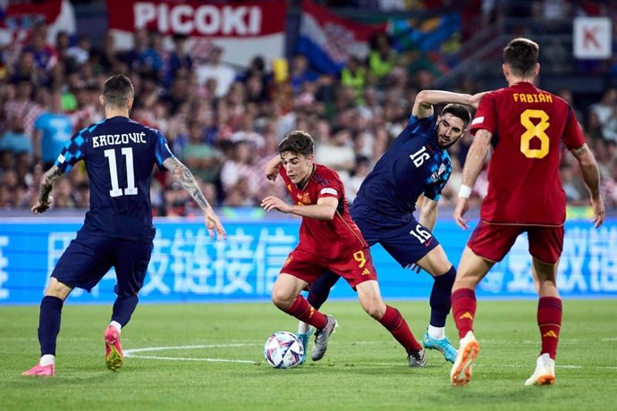 Gavi conduce la pelota durante el Croacia-España de la final de la Liga de Naciones 2022-2023