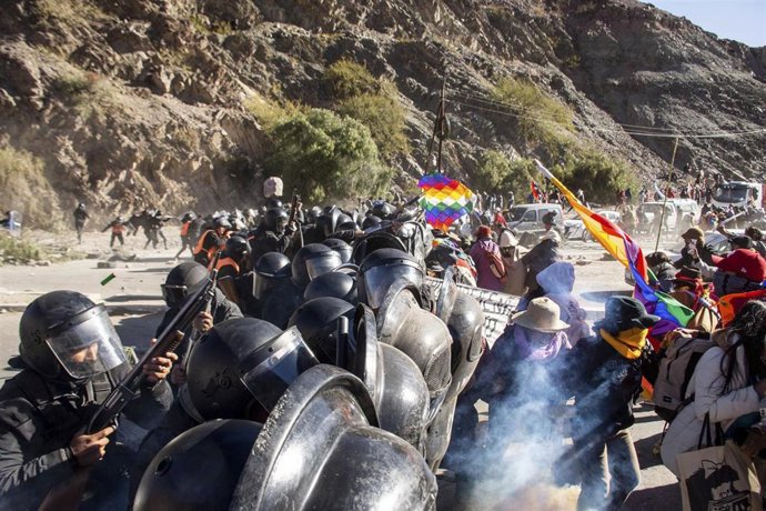 Enfrentamientos entre manifestantes indígenas y policías en Purmamarca, Jujuy, Argentina
