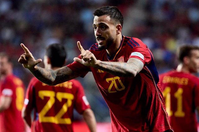 Joselu Mato celebra un gol con la selección española.