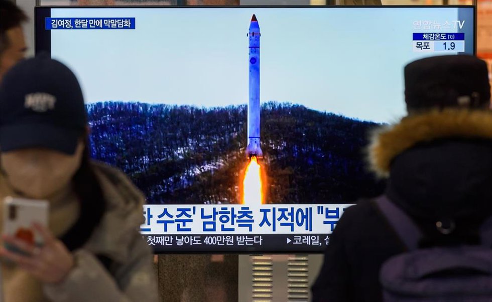 Archivo - Imagen del lanzamiento de un misil norcoreano desde una televisión de Corea del Sur