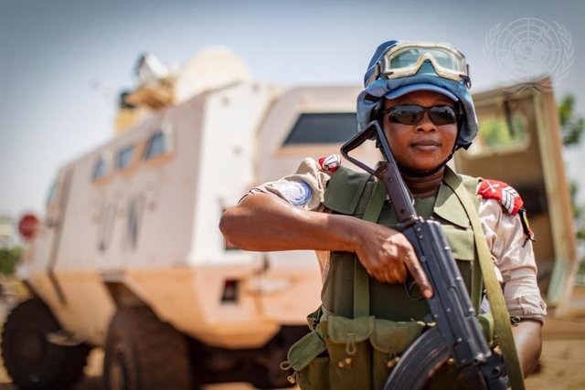 Archivo - Una militar de la MINUSMA durante unas maniobras en Bamako