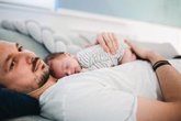 Foto: Los padres son claves para apoyar la lactancia materna y el sueño seguro de los bebés