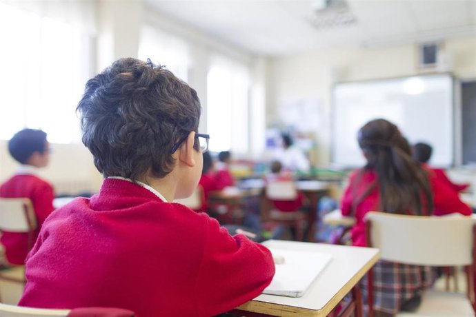 Archivo - Colegio, escuela, aula, primaria, clase, niño, niña, niños, estudiando, estudiar, escribir, escribiendo, deberes, profesor, profesora, profesores