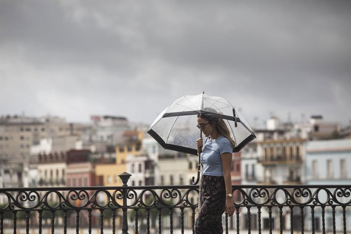 Archivo - Cielo nublado desde el puente de Triana. A 13 de septiembre de 2022, en Sevilla (Andalucía;España). 