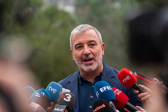 El nou alcalde de Barcelona, Jaume Collboni (PSC), atén als mitjans al seu arribeu a un concurs de paelles de la Marina del Port, en plaa del Mig de Ca Closa, a 18 de juny de 2023, a Barcelona, Catalunya (Espanya). El candidat del PSC-PSOE a l'Alc