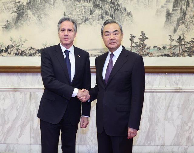 El secretario de Estado de Estados Unidos, Antony Blinken (i), en un encuentro en Pekín con Wang Yi (d), el  principal asesor para política exterior del presidente de China, Xi Jinping