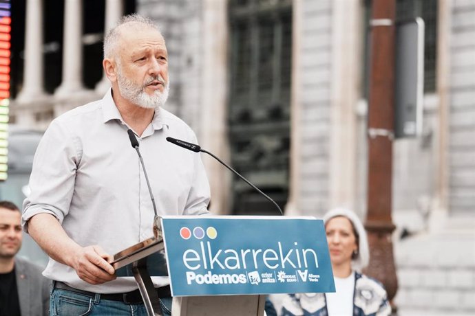 Archivo - El diputado de Unidas Podemos Roberto Uriarte, interviene durante el cierre del Bizkaia Martxan, en la Plaza de las Mujeres 25 de Noviembre, a 29 de abril de 2023, en Bilbao