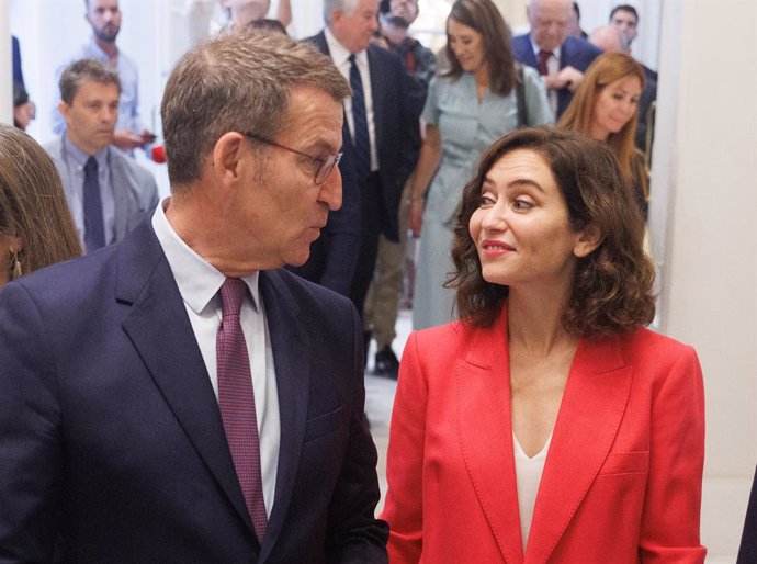 El líder del Partido Popular, Alberto Núñez Feijóo y la presidenta de la Comunidad de Madrid, Isabel Díaz Ayuso, durante un desayuno informativo de la tribuna Fórum Europa, en el Hotel Mandarin Oriental Ritz, a 19 de junio de 2023, en Madrid (España). E