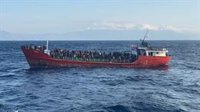 Rescatados cerca de 70 migrantes por un buque mercante frente a la isla de Leros, en Grecia