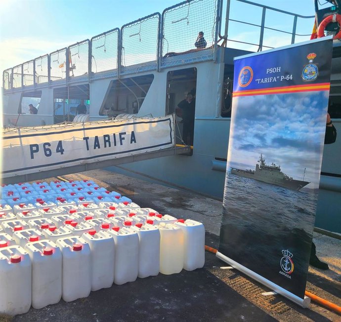 Imagen de los bidones, a bordo del patrullero