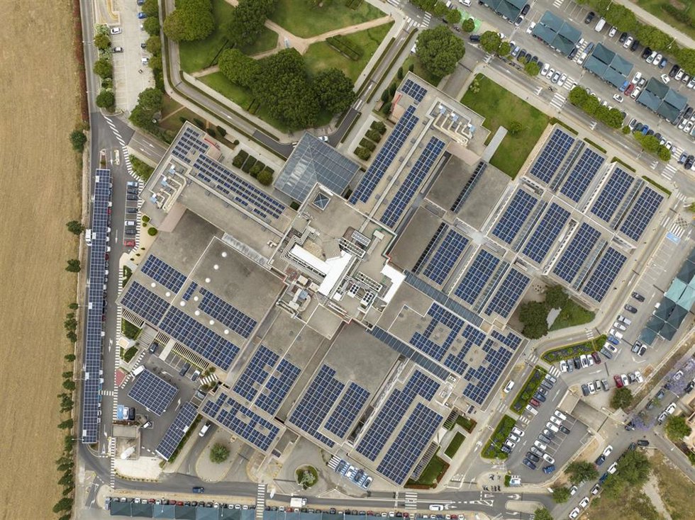 Cubierta con placas solares del Hospital Quirónsalud Palmaplanas.