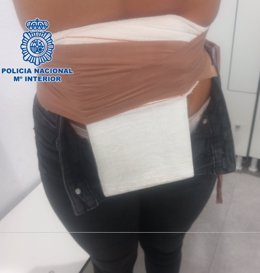 Detenida una mujer que portaba adosado a su cuerpo un kilogramo de cocaína