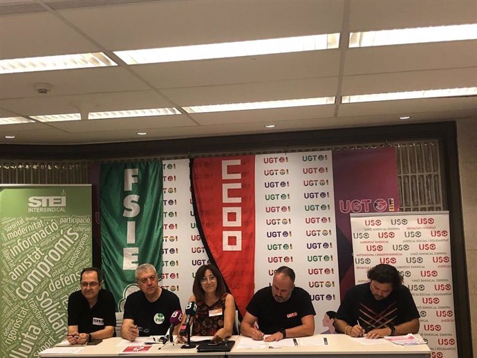 De izq.  A derech. Ramon Mondéjar, del STEI, Toni Sacarés,de  FSIE; Josefina Ramis, CCOO; Jaume Coll, UGT; Christian repiso, USO