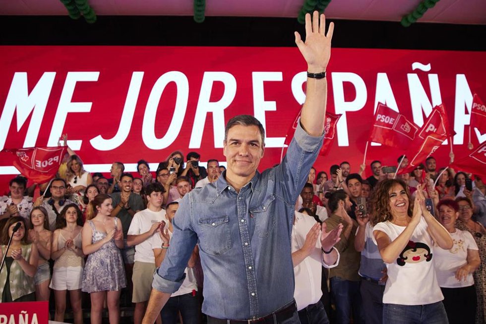 El presidente del gobierno de España y secretario general del PSOE, Pedro Sánchez, durante el acto público en la caseta municipal de Dos Hermanas, a 17 de junio de 2023 en Sevilla (Andalucía, España).