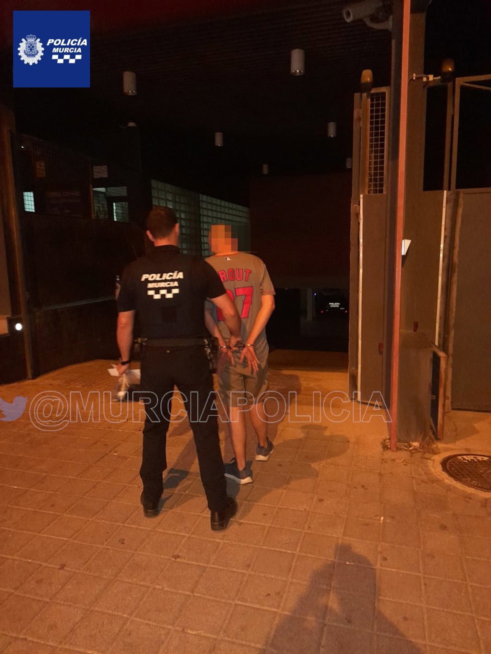 El detenido custodiado por un agente de Policía Local