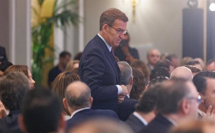 El líder del Partido Popular, Alberto Núñez Feijóo, a su llegada a un desayuno informativo de la tribuna Fórum Europa, en el Hotel Mandarin Oriental Ritz, a 19 de junio de 2023, en Madrid (España).