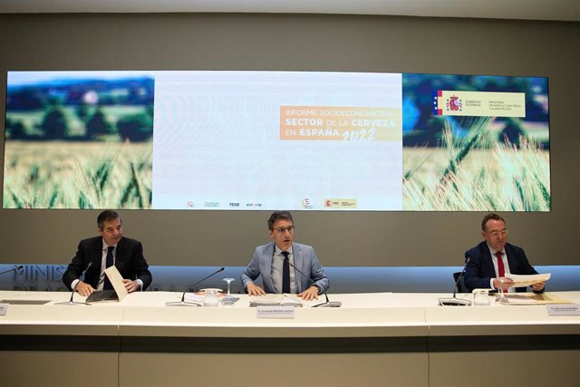 Una cerveza negra de barril tirada en copa de cristal durante el Gran Festival de la Cultura Cervecera de España, en la Feria de Madrid IFEMA, a 28 de mayo de 2022, en Madrid (España). 