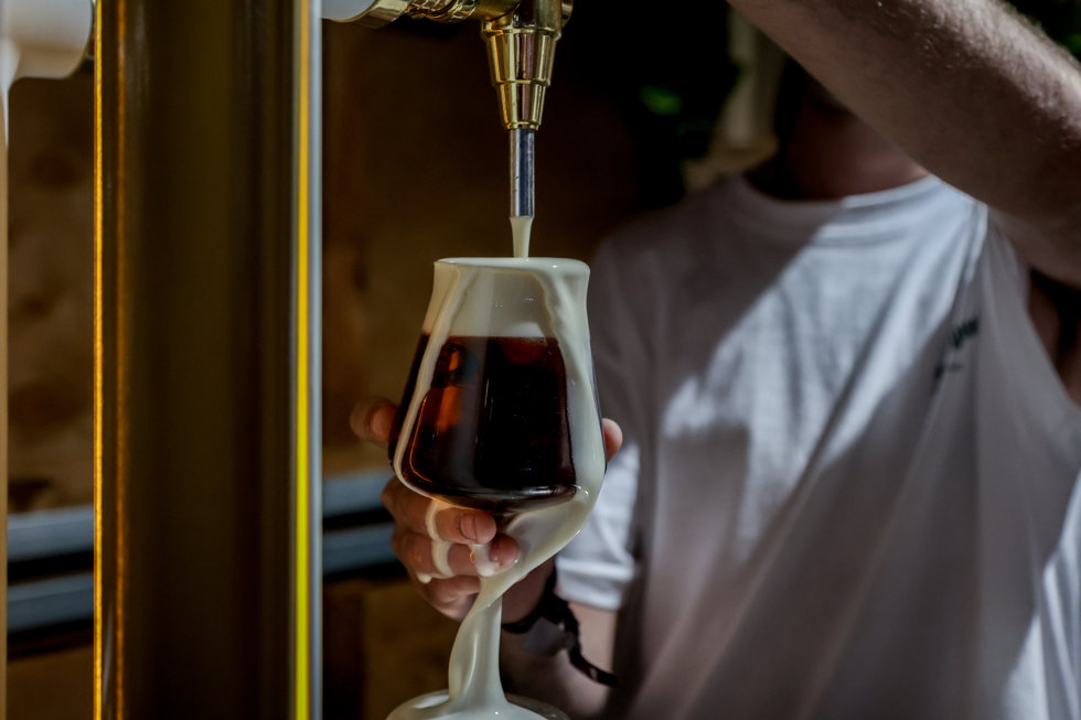 Una cerveza negra de barril tirada en copa de cristal durante el Gran Festival de la Cultura Cervecera de España, en la Feria de Madrid IFEMA, a 28 de mayo de 2022, en Madrid (España). 