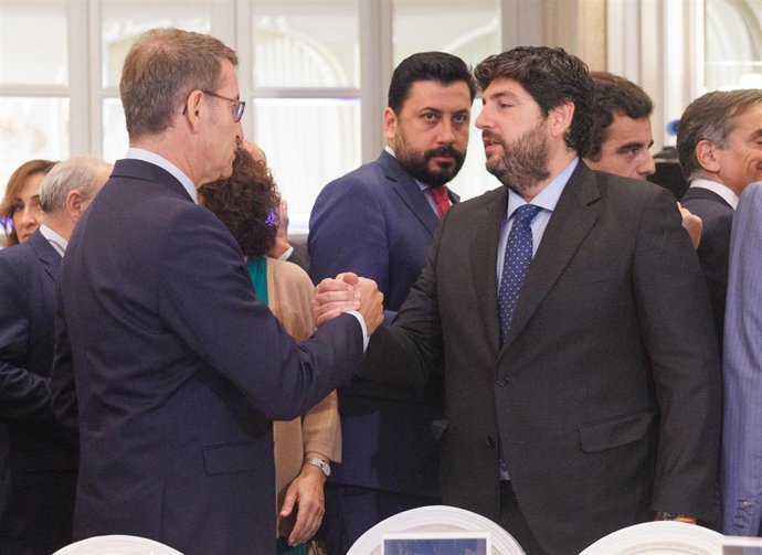 El líder del Partido Popular, Alberto Núñez Feijóo (i), saluda al presidente del Gobierno de Murcia en funciones, Fernando López Miras (d), a su llegada a un desayuno informativo de la tribuna Fórum Europa, en el Hotel Mandarin Oriental Ritz, a 19 de ju