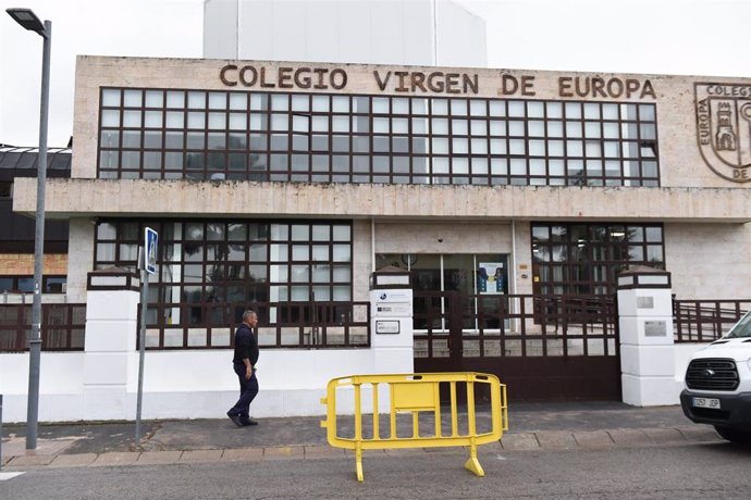 Archivo - Un hombre pasa por la puerta del colegio privado Virgen de Europa.