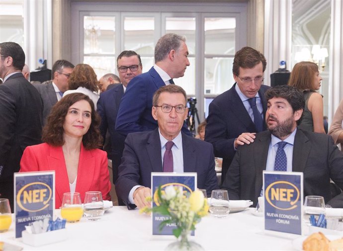 La presidenta de la Comunidad de Madrid, Isabel Díaz Ayuso; el líder del PP, Alberto Núñez Feijóo y el alcalde de Madrid, José Luis Martínez-Almeida, que saluda al presidente del Gobierno de Murcia, Fernando López Miras, durante un desayuno informativo.