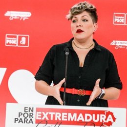 La portavoz del PSOE de Extremadura, Soraya Vega, en rueda de prensa este lunes en Mérida