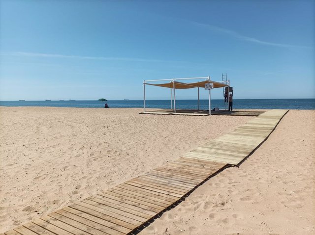 Inicio de la temporada de verano en la playa del Espigón de Huelva.