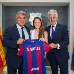 Ona Batlle regresa al Barça Femení hasta 2026 tras firmar contrato junto al presidente blaugrana, Joan Laporta, y el directivo Xavier Puig