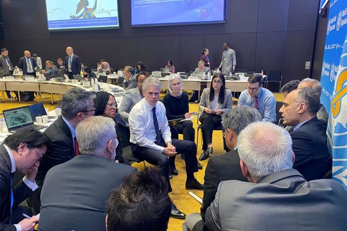 Archivo - Miembros de la Mesa del Órgano Intergubernamental de Negociación de la OMS trabajando durante la reunió en Ginebra, Suiza, abril de 2023.