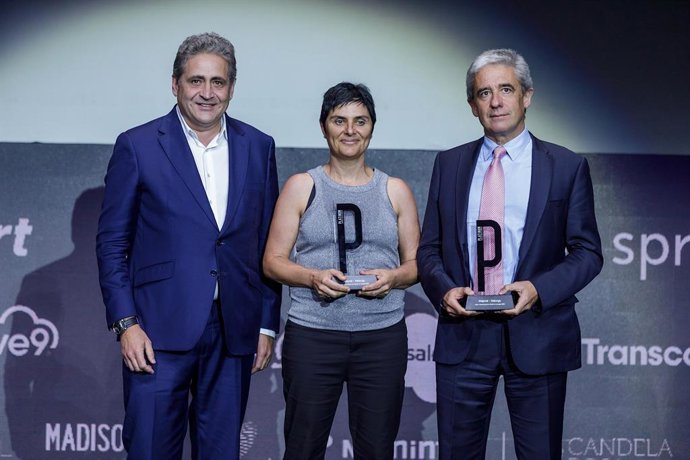 Tere Esteban, Contact Center Manager de Naturgy, e Íñigo Arribalzaga, CEO de Majorel, recogen el Platinum Contact Center Award a la mejor experiencia de cliente en energía