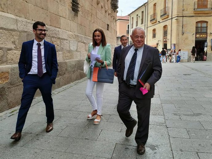 El consejero Gonzalo Santona, primero por la derecha, a su llegada a la Casa de las Conchas de Salamanca.