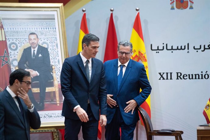 Archivo - El presidente del Gobierno, Pedro Sánchez (i) y el jefe de Gobierno del Reino de Marruecos, Aziz Akhannouch (d), tras el acto de firma de acuerdos tras la reunión plenaria de la XII Reunión de Alto Nivel Marruecos-España