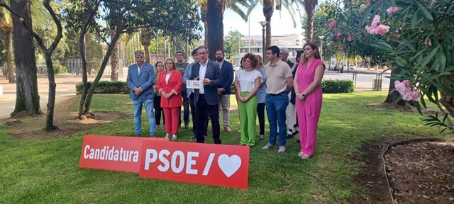 El presidente en funciones de la Junta de Andalucía, Juanma Moreno, (i) saluda al secretario general del PSOE-A, Juan Espadas, (d) antes de la sesión constitutiva del Parlamento andaluz de la XII Legislatura 