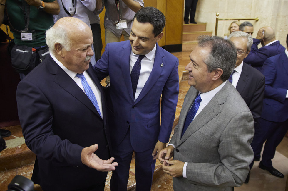 El presidente en funciones de la Junta de Andalucía, Juanma Moreno, (i) saluda al secretario general del PSOE-A, Juan Espadas, (d) antes de la sesión constitutiva del Parlamento andaluz de la XII Legislatura