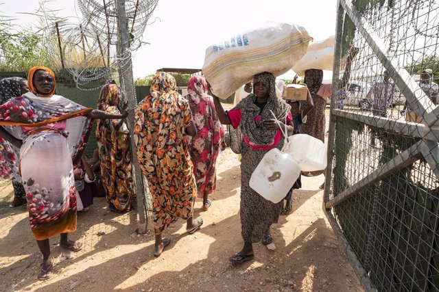 Archivo - August 31, 2021, Nyala, South Darfur, Sudan: Newly arrived internally displaced persons carry non food items at a distribution coordinated by UNHCR and Norwegian Church Aid at the Otash IDP Camp near Nyala, South Darfur, Sudan. The camp is home 