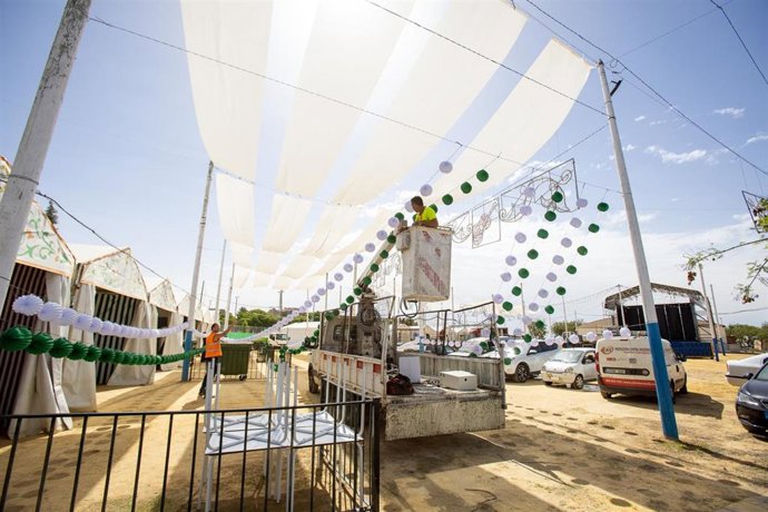 Archivo - Trabajos en la Feria de Mairena del Aljarafe, en Sevilla.