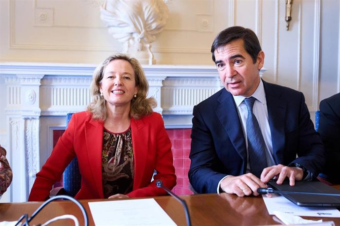 La vicepresidenta primera del Gobierno y ministra de Asuntos Económicos y Transformación Digital, Nadia Calviño, y el presidente del banco BBVA, Carlos Torres, este lunes en el cursod de la Apie.