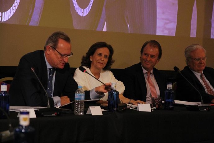 Ignacio Osborne Y Sofía Osborne En La Junta General De Accionistas