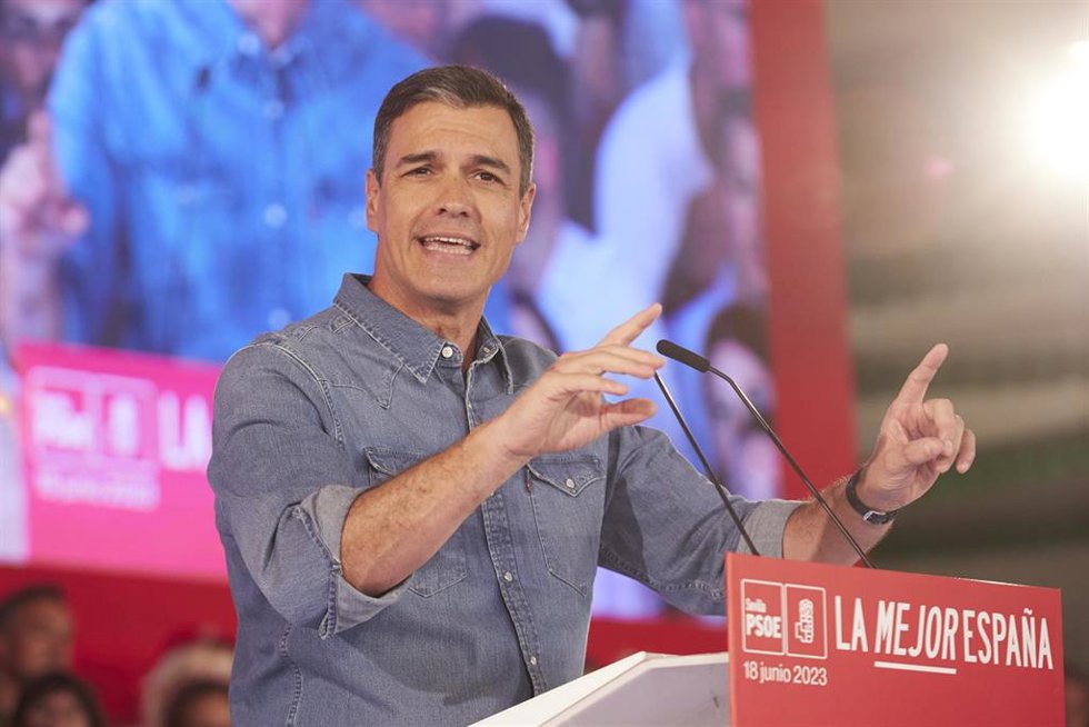 El presidente del gobierno de España y secretario general del PSOE, Pedro Sánchez, durante el acto público en la caseta municipal de Dos Hermanas, a 18 de junio de 2023 en Sevilla (Andalucía, España). El presidente del gobierno de España y secretario ge