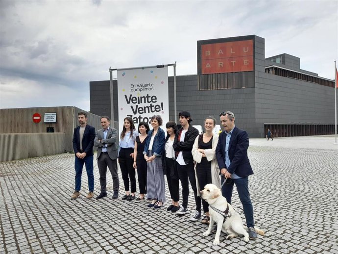 La consejera en funciones de Cultura y Deporte del Gobierno de Navarra, Rebeca Esnaola, y la directora de Infraestructuras de NICDO, Paula Noya, junto al resto de participantes en la presentación de la programación del 20 aniversario de Baluarte
