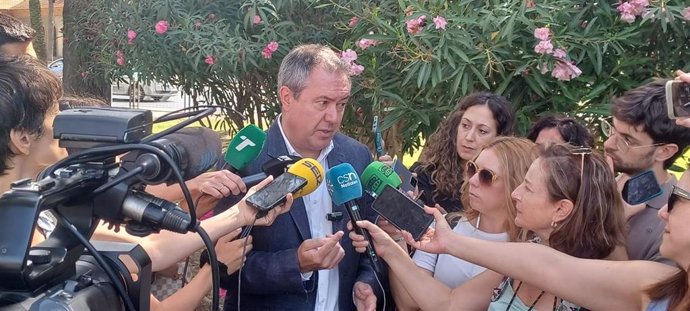 El secretario general del PSOE-A, Juan Espadas, atiende a los medios en Huelva.