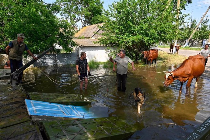 Localidad ucraniana inundada tras la destrucción de una presa