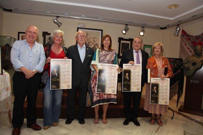 La delegada territorial de Turismo, Cultura y Deporte, Gemma del Corral, y del presidente de la Federación Provincial de Peñas Flamencas de Málaga, Juan Recio; Pablo Franco, presidente de la Peña Juan Breva, y Teresa Porras, concejala de Málaga