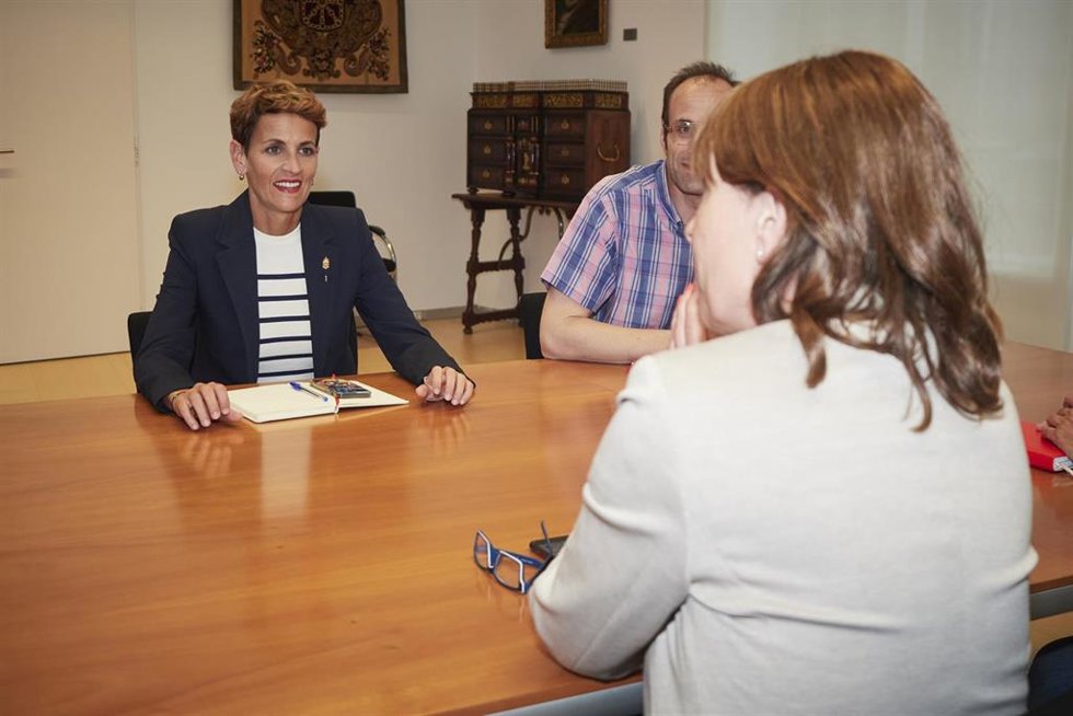 La secretaria general del PSN y candidata a la Presidencia del Gobierno de Navarra, María Chivite (c), durante una reunión con la candidata de Geroa Bai, Uxue Barkos (c), en el Parlamento de Navarra.