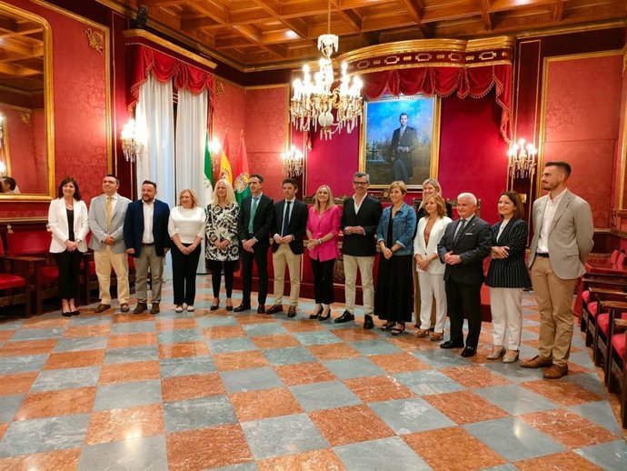 Equipo de gobierno local de Granada, con Marifrán Carazo en el centro