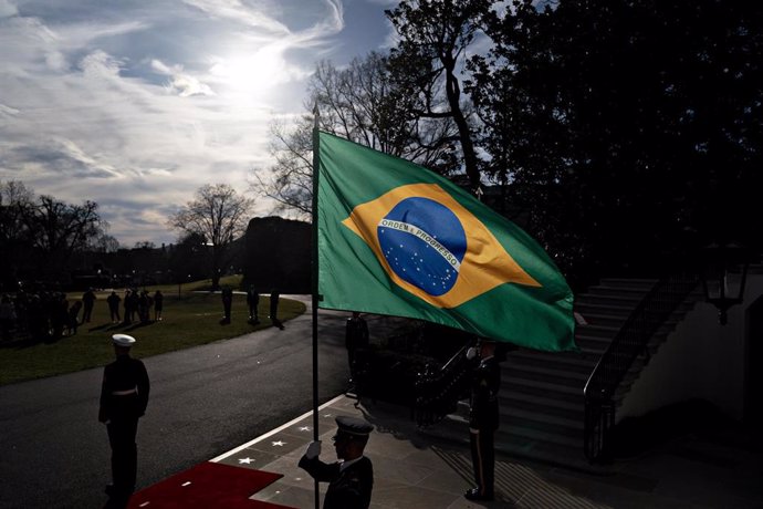 Archivo - Imagen de archivo de una bandera de Brasil.