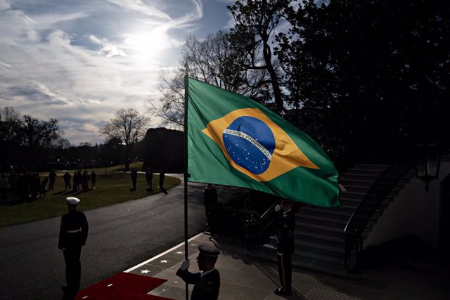 Archivo - Imagen de archivo de una bandera de Brasil.