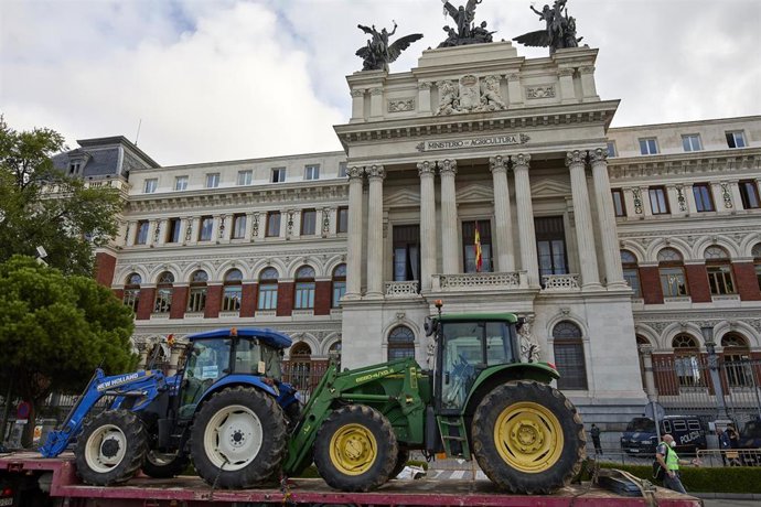 Archivo - Dos tractores sobre el remolque de un camión, durante una concentración frente al Ministerio de Agricultura