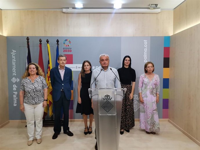 El líder de Vox Palma, Fulgencio Coll, acompañado de otros miembros de la formación municipal.