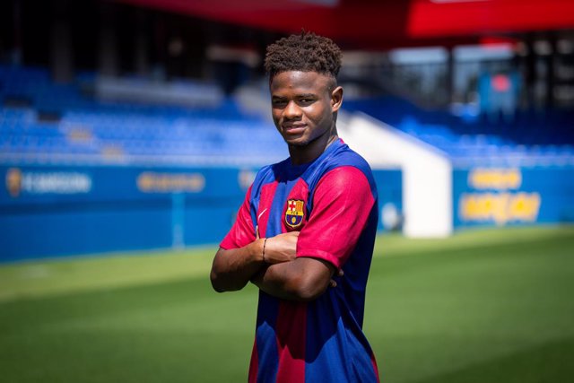 El Barça ficha al central Mikayil Faye hasta 2027